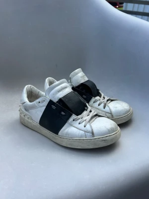 Valentino Open - Säljer mina valentinos då de inte används längre. Nypris = 7400. Kan gå ner i pris vid snabb affär.