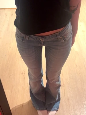 Ljusblå bootcut jeans med låg midja - Blåa lågmidjade jeans från Lager 157 i modellen Blaze, storlek S Short. Nästan helt nya och i jättefint skick! Snygg modell som sitter lågt i midjan och passar perfekt till både vardagslooks och en lite mer uppklädd outfit. Mått: midjemått från sida till sida ca 36 cm, låg midja ca 15,5 cm och innerbenslängd ca 74 cm.köpta för 400kr. Skriv gärna om du vill ha fler mått eller fler bilder! 💕 