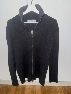 Ljung Zip Cardigan - Säljer denna otroligt sköna zip cardigan som är väldigt stretchig i materialet. Passar både M och L, hör gärna av er vid frågor. Ny pris ca 1600kr från Åhlens.