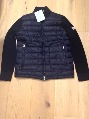 M0NCLER - cardigan - Den är i underbart skick och den är redo för att fraktas! Den kommer med en påse och tag till jackan. Den är storlek L!