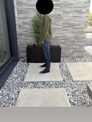 Replay overshirt Grön  - Replay Military/Field Jacket i olivgrönt, storlek M. Snygg och stilren jacka med klassisk militärinspirerad design. Personen på bilderna är 189 cm lång och väger ca 76 kg. Jackan är i fint begagnat skick med normala spår av användning. Nypris ca 2 500 kr.