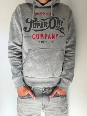 Superdry hoodie grå - Säljer nu en asfet grå hoodie från Superdry. Mycket bra skick och väldigt go passform. Storlek S. Passar om man är mellan 175-190