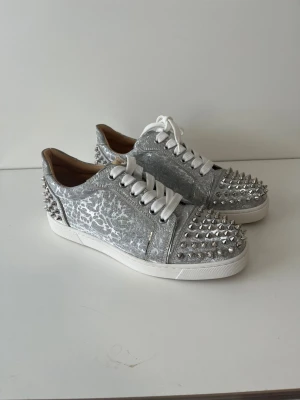 Silver louboutin  - Storlek 38,5. Som nya. Bara snabba affärer!!!