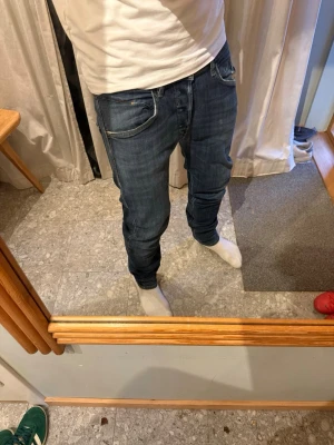 Blåa Diesel Jeans | 31 - Snygga Blå jeans från Diesel | Skick: Mycket bra | Strl: W31 L34 | Modellen är 175 cm och väger 65 kg | Hör av dig vid funderingar ⁉️