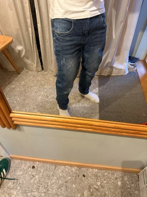 Blåa Hampton Republic  Jeans | 32 - Snygga blå slim fit jeans med lätt slitna detaljer framtill och klassiska fem fickor. Jeansen har en något tvättad look och raka ben. Perfekta för en avslappnad och trendig stil.