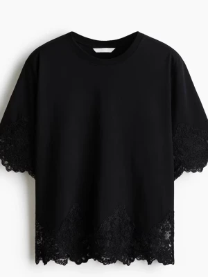 Svart t-shirt med spetsdetaljer - Snygg svart t-shirt med korta ärmar och dekorativa spetsdetaljer längs ärmslut och midja. Jag har vanligtvis storlek S, är man intresserad så kan jag skicka bilder med den på🤗pris går att diskuteras