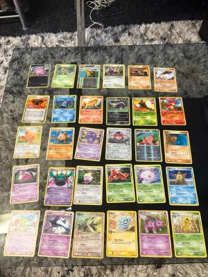 Stor samling Pokémonkort - Säljer en stor samling Pokémonkort med blandade kort från 2003-2007. Korten har olika Pokémon från flera generationer och inkluderar både vanliga och holografiska kort. Perfekt för dig som vill utöka din samling eller börja samla Pokémonkort.
