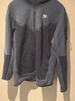 Oanvänd Nike tech - Denna Nike tech fleece är helt oanvänd och riktigt fet.