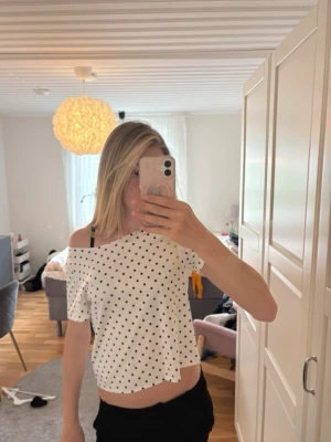 Vit offshoulder topp med svarta prickar