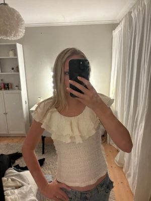 creme vit blus/linne  - säljer creme vit blus/linne                     finns inte att köpa längre        använd 1 gång på skolavslutning!        pris kan diskuteras