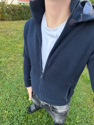 Helt ny sayless Cardigan! (stl S) - Säljer helt ny sayless cardigan! Fick hem denna idag men den var lite för liten för mig🥲så säljer nu denna helt ny till en ny lycklig ägare! Lite billigare än ny pris 🤩                   Tveka inte på att höra av dig vid någon fråga 🫵🏼