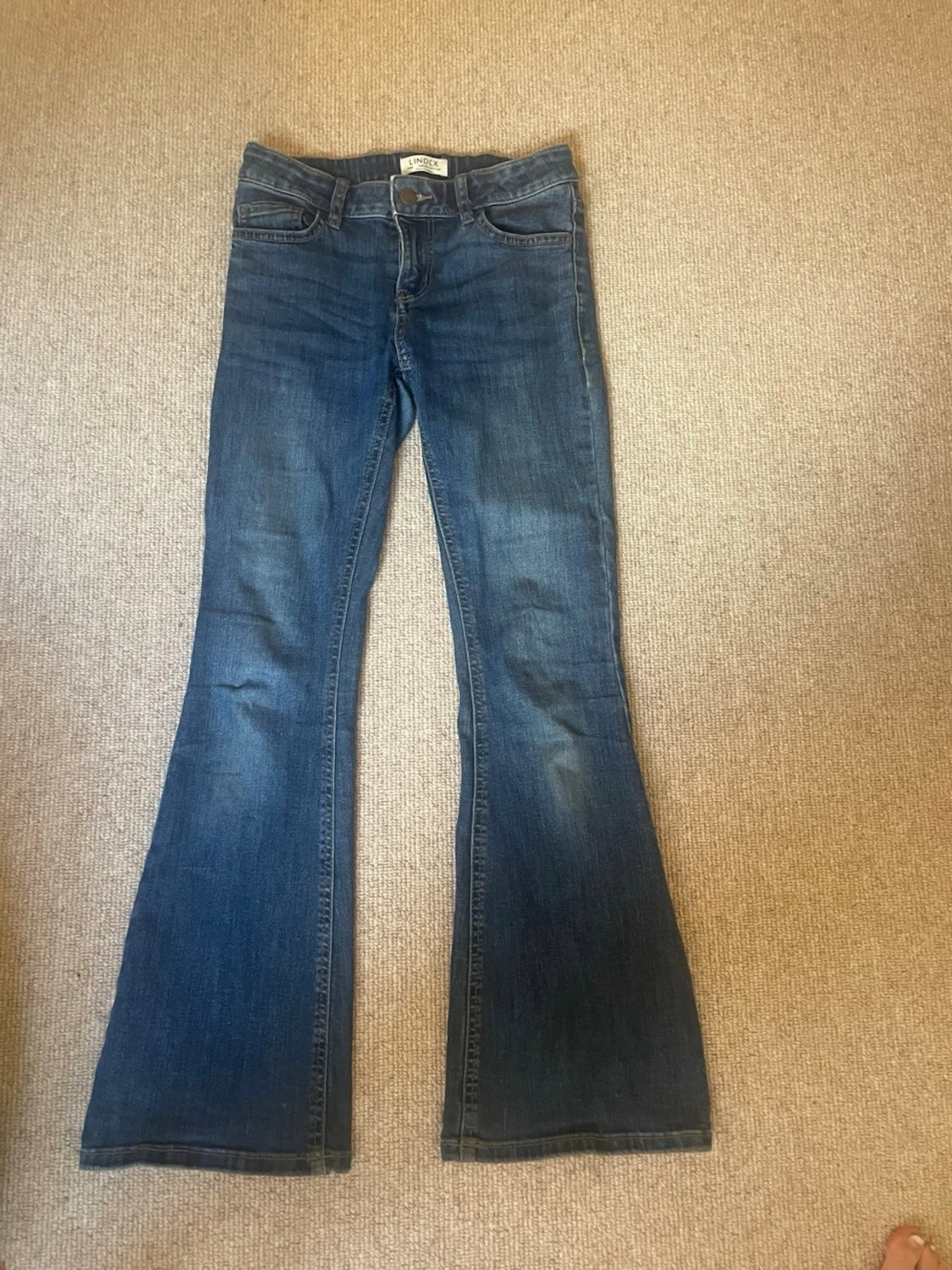 Blå utsvängda jeans från Lindex - 2