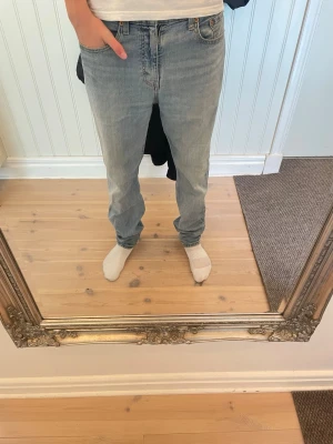 Ljusblå Levis 502 - Riktigt feta Levis 502 i ljusblå färg med snygga fades. Raka jeans. Modellen på bilden är 183. Storlek 30/32. Hör av er vid funderingar!
