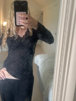 svart intimissimi tröja!! - säljer min jättefina tröja från intimissimi för jag behöver tjäna pengar!! den är i bra skick förutom att den har ett litet hål vid armbågen men de syns knappt! skriv för frågor💕TRYCK INTE PÅ KÖP NU UTAN SKRIV INNAN!!