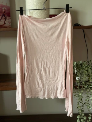 Ljusrosa söt topp || BikBok XS  - Supersöt ljusrosa långärmad topp från BikBok i mjuk ullblandning. Tunn & luftig i materialet vilket ger en mer genomskinlig look.                                                         ⭐️Säljes i nyskick, utan defekter & slitage                                 💭Har du frågor? Skriv på annonsen och jag svarar så fort jag kan!