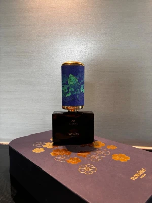 Floraiku AO  - Säljer min Floraiku AO 50ml eau de parfum då den jag inte gillade den. Nypris 295€. En blind buy. Endast 2-3 sprut tagna så i princip helt full. Box och allting som medföljer syns på bilderna. Kom gärna med frågor eller bud!