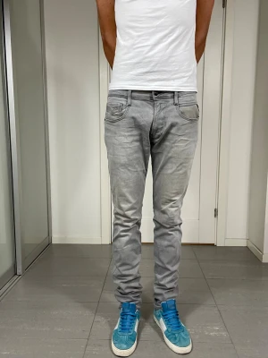 Replay Anbass Jeans - Säljer nu dessa Replay Anbass Jeans. W32 o L34 med mått ca 41 o 110 cm. Moddelen är 183 och väger 68 kg. skriv för fler bilder/frågor🙌🏼