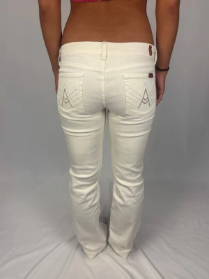 Lågmidjade vita jeans - Supersnygga lågmidjade jeans från 7 for all mankind | Storlek 30 | Jättefint skick! | Jag är 168cm lång och väger 60kg | Mått: Ytterbenslängd: 100cm. Midjebredd: 42cm. Lårbredd: 27cm. Fotöppning: 24cm. Kontakta mig vid fler frågor eller funderingar!💗