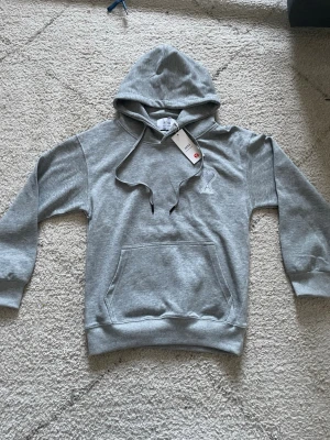 Ami Paris hoodie - Aldrig använd,bra kvalitet,hör av er vid funderingar 