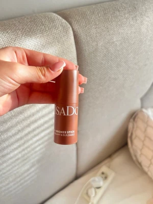 IsaDora Bronze Stick Warm Bronze - IsaDora Bronze Stick i nyansen 35 Warm Bronze. En krämbronzer, helt ny och oanvänden bara swatchad på handen som ni ser på bilden. Insåg att jag köpte helt fel färg och därav är den för ljus för mig. 