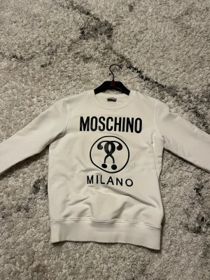 Moschino Milano Sweater Tröja - Extremt fin kvalité, liten fläck på den som jag visar på andra bilden, inget märkvärdigt.         Snabbt köp = billigare pris, buda på! Inget oseriöst bara!