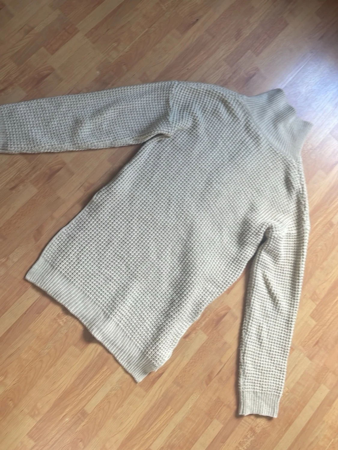 Beige stickad tröja med halv dragkedja - 1