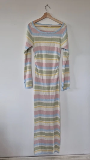 Lovisa Lojsan Wallin x NA-KD Randig långklänning i pastellfärger - For the tall girlies 🫶 Virala maxiklänningen från Lojsans kollektion, i pastelfärger och glittertrådar, i storlek S/M. Den är LÅNG, från axeln ca 158 cm! Slitsen är ca 77 cm, och från slitsen till axel ca 80 cm.  Jag är 167 cm och på mig är den väldigt lång och mer åt storlek M. Skulle tippa på att den passar någon fint som är minst 175 cm lång!