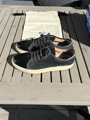 Lanvin - Klassiska Lanvin med glansig tå. UK 9 fits 43-44. Skick 7,5/10 se bild 3. Retail 5,500 SEK.