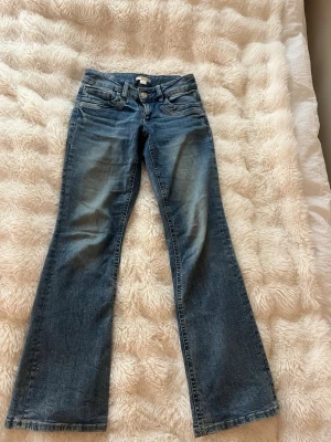 Blå bootcut jeans från Gina Tricot