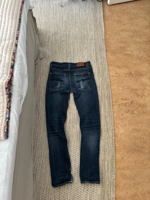 Nudie jeans - Riktigt feta nudie jeans i modellen grim trim dry navy! Snygg snus fade och plånbok fade! Jeansen fadear lätt så ju mer du använder ju snyggare blir dem! Paketeras väll och fraktas snabbt!