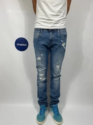 Replay Anbass Jeans - Säljer nu dessa Replay Anbass Jeans i den mycket populära Moddelen Aged 10 Years. W30 o L32 med mått ca 39,5-40 o 107,5 cm, Moddelen är ca 183 o väger 68 kg, skriv för fler bilder/frågor🙌🏼