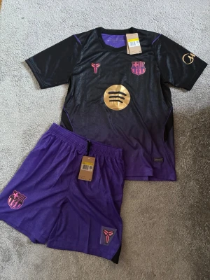 FC Barcelona set - FC Barcelona set, finns i både storlek S och M. Kommer ett komplett set med både tröja och shorts. 