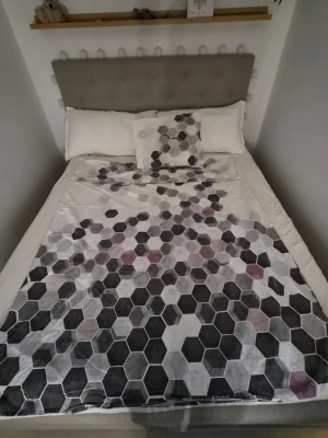 Påslakanset med hexagonmönster - Säljer ett påslakanset med kuddfodral med hexagonmönster i grått, svart och lila toner. Materialet är mjukt tyg, perfekt för att ge sovrummet en modern och stilren känsla. Passar till enkelsäng och inkluderar både påslakan och matchande kuddfodral.
