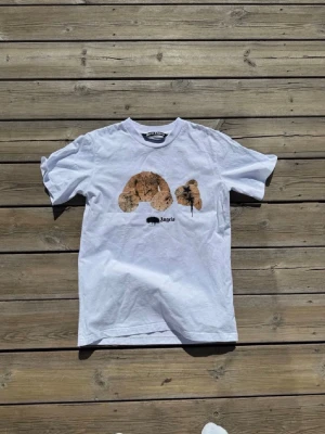 Palm Angels T-Shirt - Tjena, säljer nu denna jättefina sommar t shirten. Den är riktigt snygg och är en riktig komplimang uppmärksam. Inga hål, inga fläckar, helt ren och som ny. Fraktar samma dag. Hör av dig vid frågor! 🎉 🍾 ☀️ 