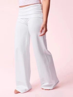 Vita vida leggings med hög midja - Säljer ett par vita leggings med bred linning och utsvängda ben. De har en hög midja och är tillverkade i ett stretchigt material som sitter bekvämt. Perfekta för en avslappnad och trendig look.