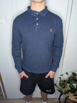 Ralph Lauren pikétröja - Tjena! Jag säljer en riktigt snygg Ralph Lauren pikétröja! Den är i mycket bra skick och har inga fläckar eller skador!😁 Den är självklart äkta✅ Skicka om du har några frågor!☺️