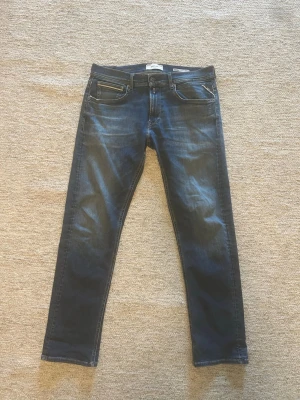 Mörkblå Replay Grover jeans - Snygga mörkblå jeans från Replay, modell Grover med straight fit och Hyperflex-material för extra stretch och komfort. Klassisk femficksdesign och slitningar för en cool look. Perfekta för dig som vill ha både stil och rörelsefrihet.