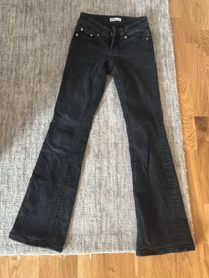 Gina tricot jeans - 💓Hej! Jag säljer de här jeansen från Gina Tricot som inte kommer till användning längre. Lite low waist💓