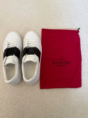 Valentinos  - Helt nya och oanvända Baltimore skor passade ej mig så säljer de nu de är i storlek 44.