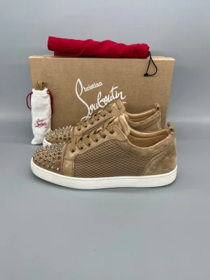 Christian Louboutin Louis Junior Spikes Mesh Sneaker Beige | 42 - Nästan nyskick, använd 2–3 gånger. Beige sneakers med box, dustbag och nya skosnören.