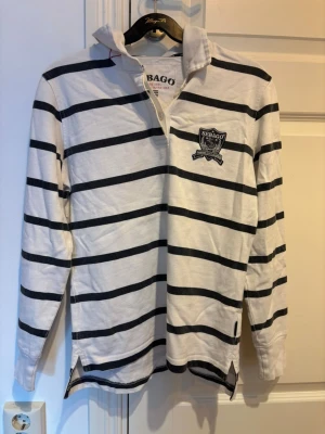 Långärmad randig tröja laidback - Snygg Randig tröja från Sebago i storlek S/36. Riktigt bra skick, exklusivt material med lyxig känsla. Detaljer på vänstra bröstet och på baksidan av kragen. Original pris 599 kr! 
