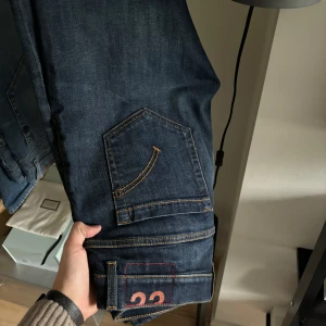 Dondup George Jeans - Dondup George jeans i nyskick! Hör av dig vid eventuella frågor✌🏼 Nypris: 3000+