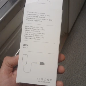 USB-C 35W laddare med kabel tre för  - Säljer en vit USB-C 35W Power Adapter med tillhörande USB-C till USB-C kabel. Perfekt för snabbladdning av mobiltelefoner och andra enheter. Kompakt och stilren design som passar i väskan eller fickan. Levereras i originalförpackning.