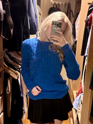 Blå kabelstickad tröja från Gant - Snygg blå kabelstickad tröja från Gant med rund halsringning och diskret logga broderad på bröstet. Knappt använd och i fint skick!