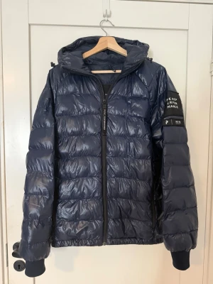 Peak Performance Jacka - En riktigt fin peak performance jacka grym till hösten, och håller även värmen i vinter. Storlek M, väldigt fint skick. Nypris 3000-4000kr🙌