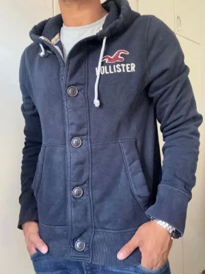 Vintage Hollister Cardigan Med Knappar - Riktigt snygg Hollister cardigan med knappar | Mycket bra skick, förutom ett litet hål vid högra armhålan, se sista bild | Storlek M | Modell: 175cm, 69kg