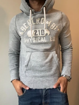 Vintage Abercrombie & Fitch Hoodie - Sjukt snygg Abercrombie & Fitch Hoodie | Sliten stil (vintage stilen ) , mycket bra skick (litet hål på baksidan, se sista bild) | Storlek S | Modell 175cm, 70kg