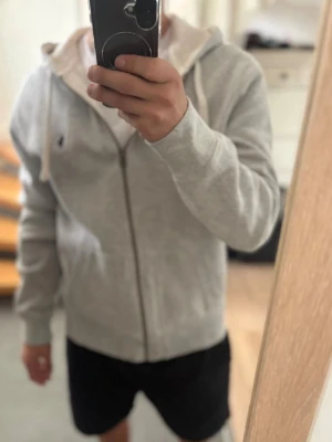 Ralph lauren zip hoodie  - Zip Hoodie i mycket fint skick knappt använd. Hör av dig vid frågor.Pris kan diskuteras.