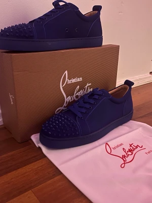 Christian Louboutin sneakers äkta - Säljer ett par Christian Louboutin Louis Strass Leopard i storlek 44.  knappt använda, i väldigt fint skick.  Originalkartong, dustbag och alla tillbehör medföljer. Kvitto finns självklart och skorna är äkta.