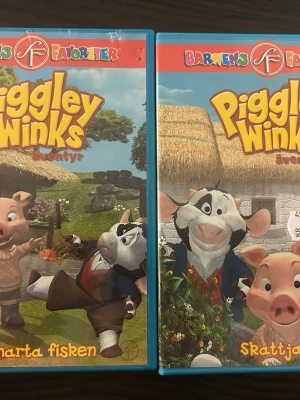 Piggley winks äventyr - Den smarta fisken/skattjakt DVDS - Två DVD-filmer med Piggly Winks Äventyr. Filmerna heter "Den smarta fisken" och "Skattjakt".  Båda finns på språk: Svenska, Danska, Engelska   OBS!! skivorna är begagnade så det kan förekomma repor/hairlines på skivorna, men då jag kollar igenom alla filmer jag säljer garanterar jag att alla funkar felfritt om inget annat står! :)